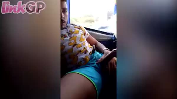 Garoto de programa exibiu o dote delicioso no busão