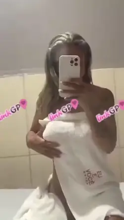 Loira de Curitiba (PR) Te Espera Quase Pelada para um Encontro Inesquecível!