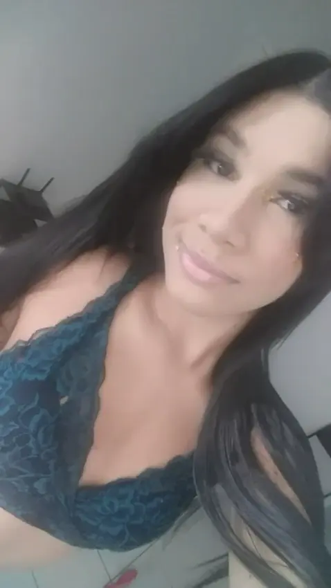 Conheça uma Linda Travesti de Cabelos Pretos em Uberaba, MG