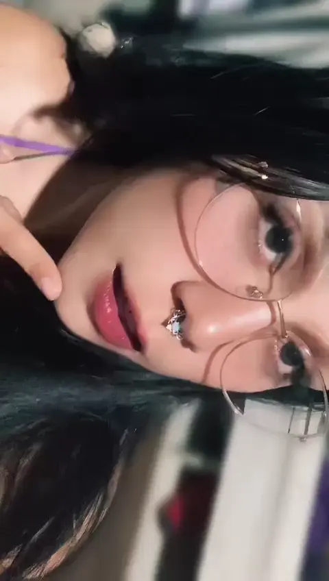 Ninfeta Tatuada com Piercing: Morena Perfeita para Sexo Virtual