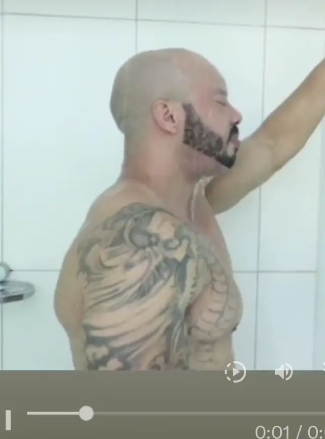 Moreno Tatuado de São Paulo: Vídeo Sensual no Banho