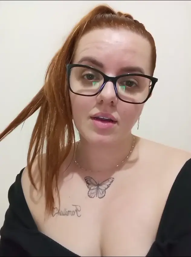 Ruivinha Branquela Tatuada: Vídeo Quente com Peitão Natural e Gozada Gostosa
