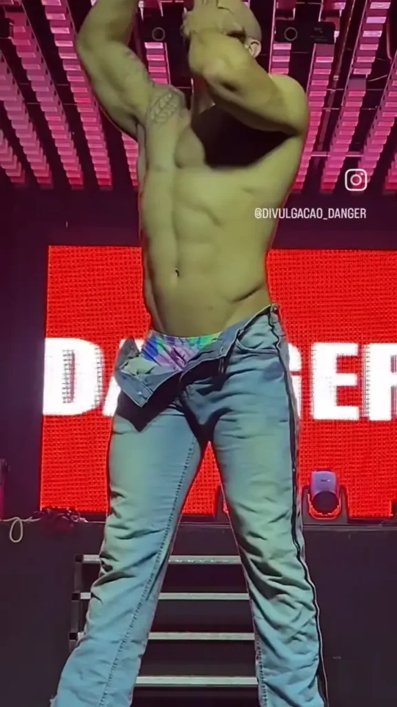 Moreno Musculoso em Striptease Sensual: Garoto de Programa em São Paulo