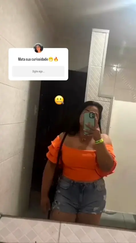 Gordinha Morena Sensual em Vídeo no Banheiro – Sexo Virtual Ao Vivo