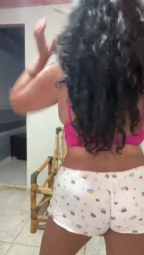 Morena Madura Tira o Pijama e Mostra Corpo Gostoso na Lingerie Rosa
