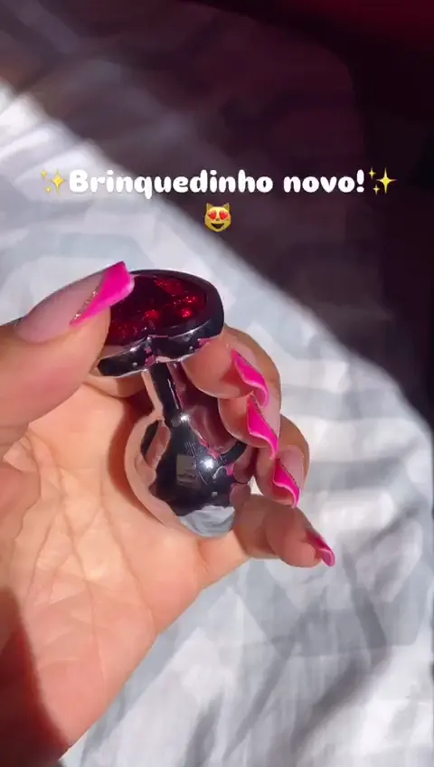Sexo ao Vivo: Safadinha Mostra Plug Anal de Coração e Bunda Grande em Videochamada