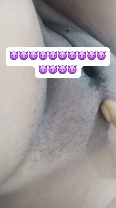 Mulata Gostosa Deitada na Cama se Masturbando com Consolador – Vídeo Erótico Quente