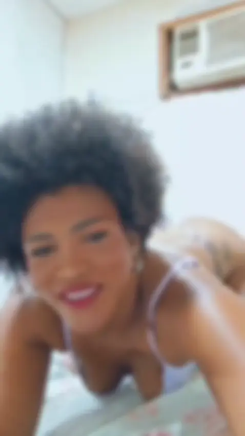 Travesti Negra Sensual de Cabo Frio – Vídeo Quente Rebolando de Quatro no RJ