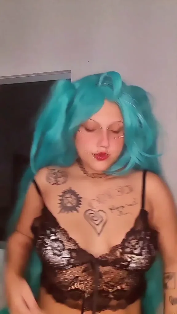 Novinha Tatuada Faz Striptease ao Vivo na Vídeochamada