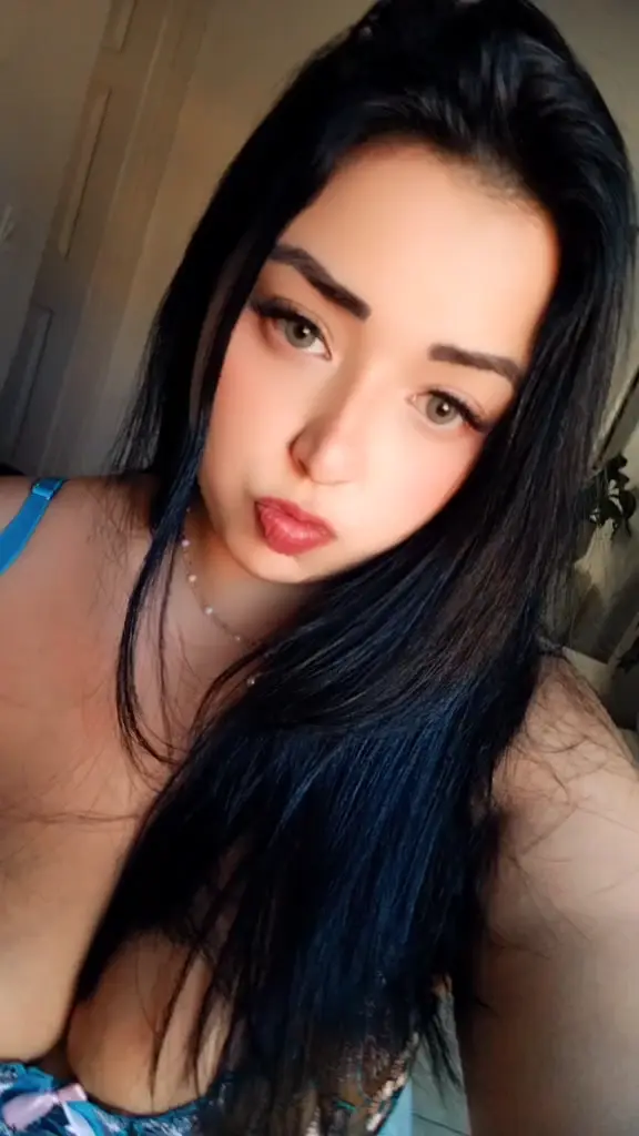 Morena Sexy de Cabelos Longos Pretos | Webcam Ao Vivo e Sexo Virtual Quente