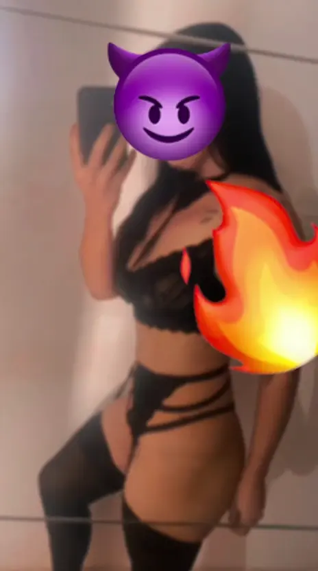 Morena provocante de lingerie preta te espera para um show quente no celular