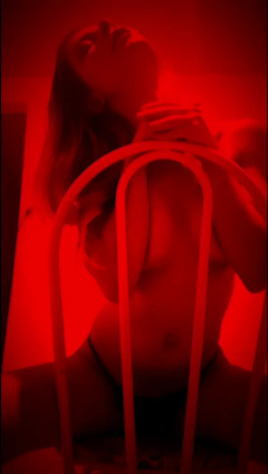 Magrinha Sensual de Calcinha em Vídeo Caseiro e Sexo Virtual