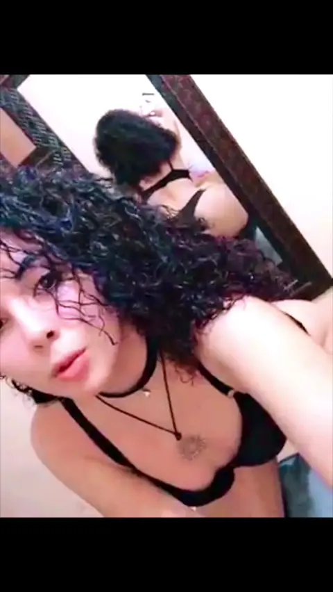 Camgirl Branquinha Safada de Lingerie Rebola na Cama e Mostra Tudo ao Vivo