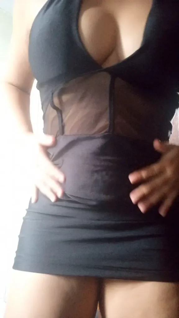 Morena Sensual de Vestido Curto Mostra Suas Curvas e Convida para Vídeochamada Picante