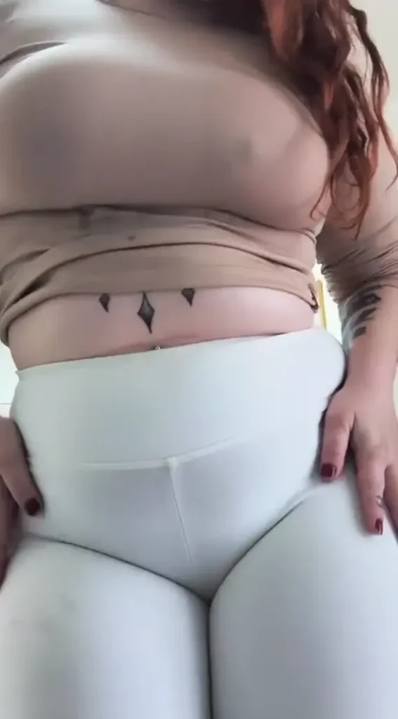 Ruiva Sensual de Legging Branca Mostra suas Curvas ao Vivo