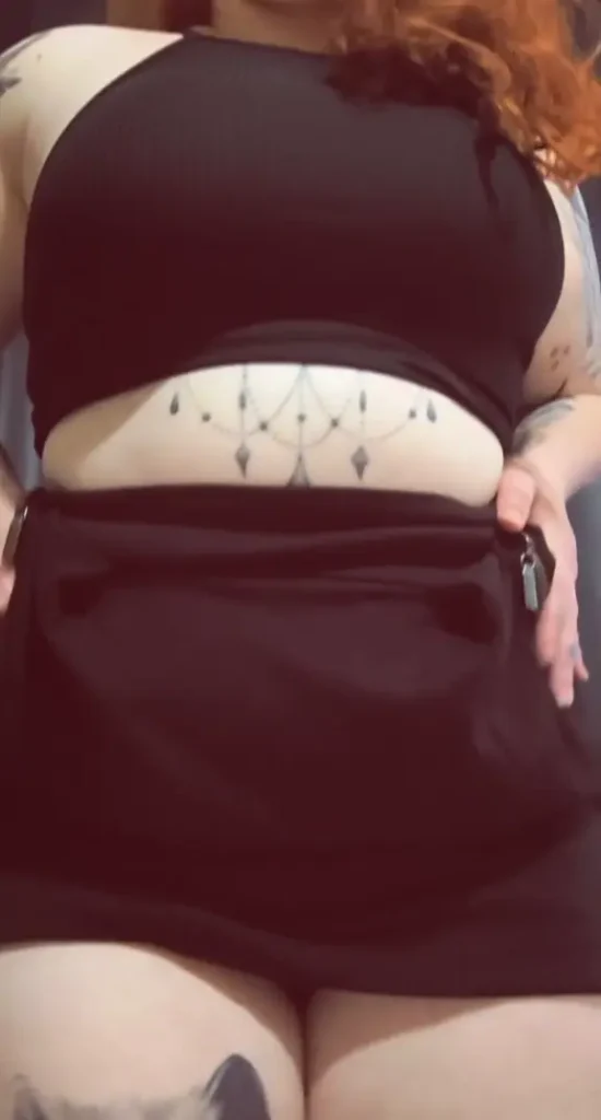 Ruivinha Sensual: Show Ao Vivo com Corpo Tatuado e Saia Curta
