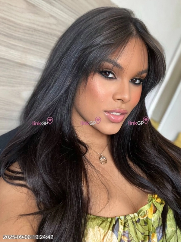 Foto 14 - Sabrina Bombshell