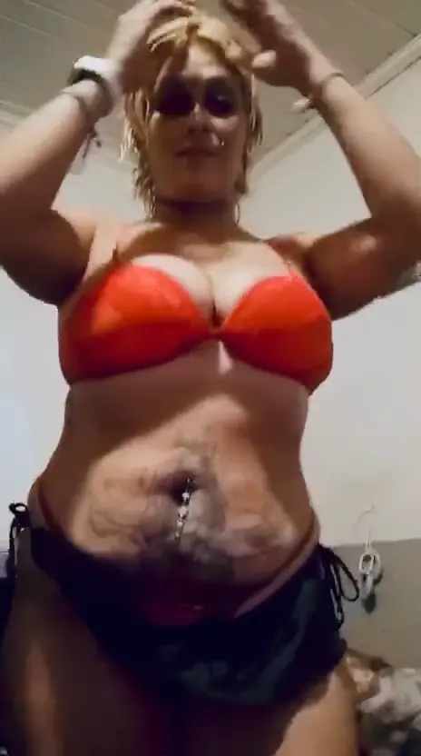 Acompanhante Loira Tatuada em Goiânia - Sensual e Pronta para Você