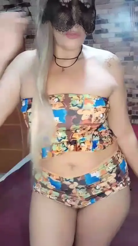 Loira Madura Sensual em Vídeo de Webcam: Show Virtual Exclusivo