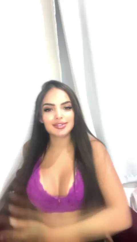 Acompanhante Gostosa com Seios Perfeitos e Bundão Grande | Sexo ao Vivo de Lingerie