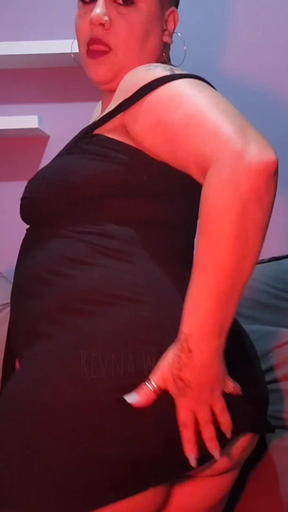 Garota Sensual de Cabelo Curto: Beleza e Sedução à Noite