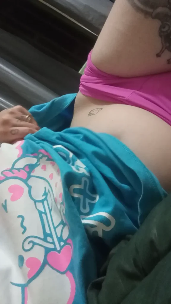 Branquinha Tatuada com Piercings em Show Ao Vivo