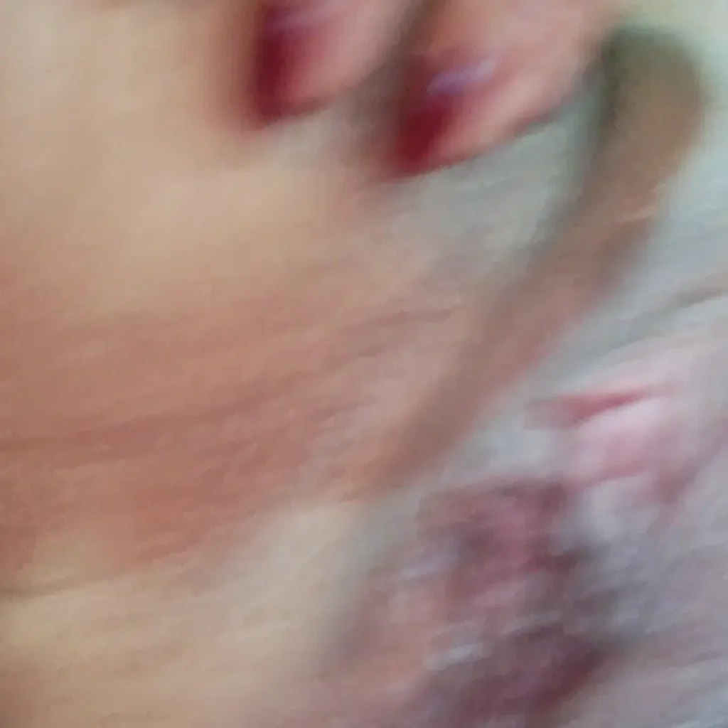 Garota do Rio de Janeiro em Vídeo Sensual de Masturbação com Pernas Abertas