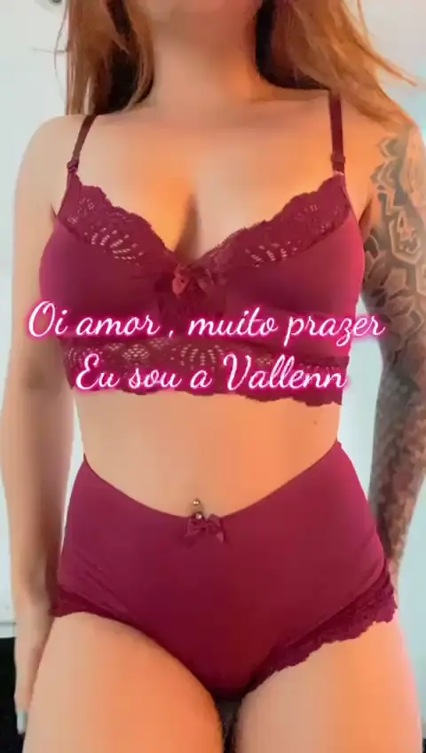 Ruiva Tatuada com Peitos Naturais em Vídeo Quente de Sexo Virtual
