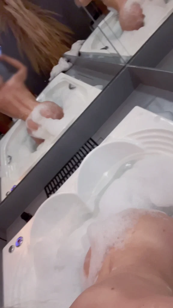 Loira Gostosa Nua na Hidromassagem: Vídeo Erótico com Bunda Perfeita e Sexo ao Vivo Virtual