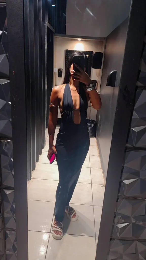 Morena Gostosa de Vestido Colado no Espelho Mostrando Peitões - Vídeo Chamada Pelada Quente