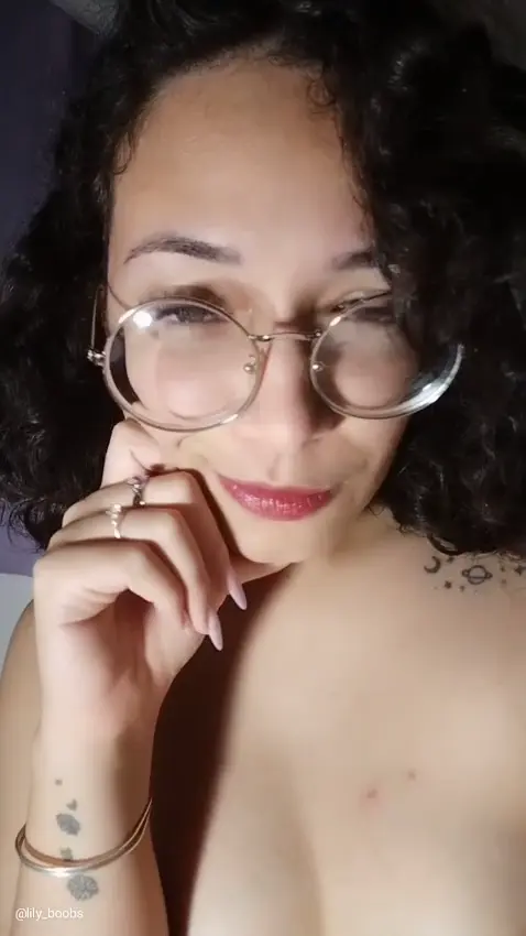 Morena Gostosa de Óculos: Sexo Virtual Safado com Corpinho Branco Perfeito