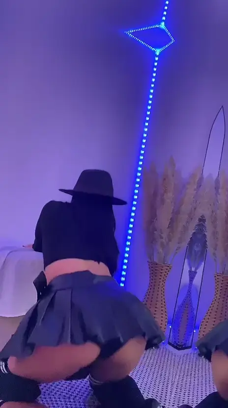 Vídeo Caseiro Amador: Novinha Branquinha de Lingerie Provocante Rebolando Bundinha Perfeita na Cama