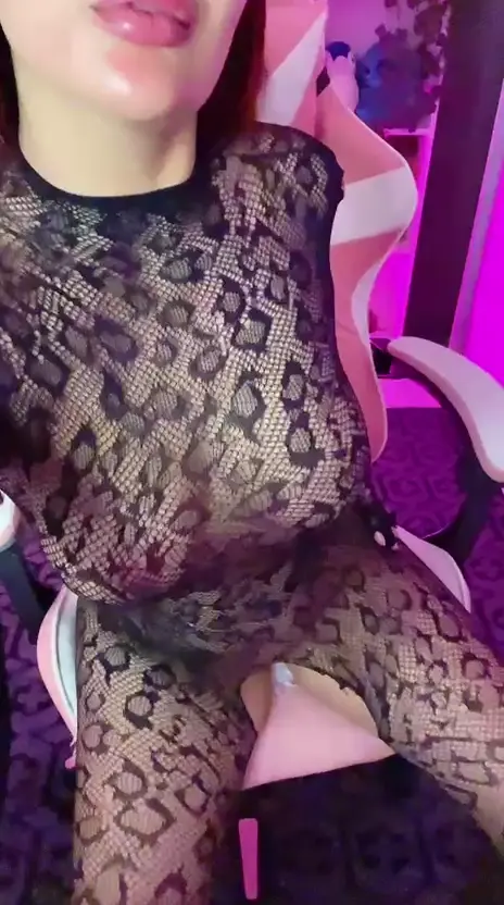 Novinha Branquinha Gostosa na Cadeira Gamer com Roupa Transparente Mostrando Peitões e Bunda Empinada