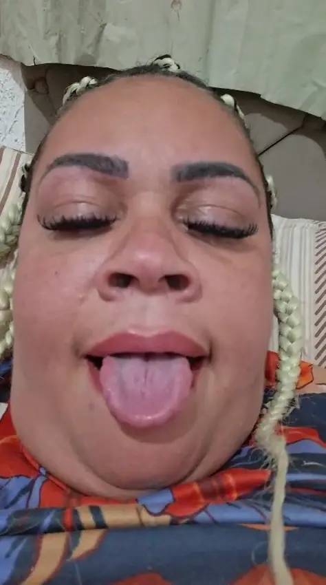 Safada Gostosa Mostra Rostinho Lindo e Língua Brincalhona - Videochamada Pelada AO VIVO