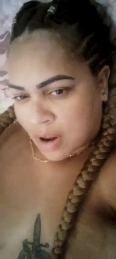 Safada Pelada na Cama ao Vivo: Mostrando a Buceta Lisinha e Rebolando o Rabo Grande