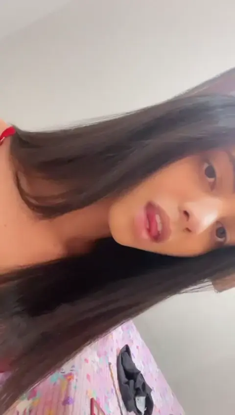 Menina Trans Safada Chupando Escova e Gemendo Pensando na Sua Piroca Grossa 💦 Trans Gostosa Putaria Real