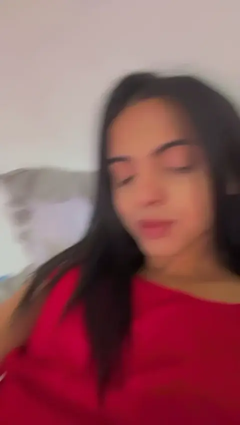 Menina Trans Gostosa de Calcinha na Cama – Vídeo Caseiro Exibindo o Corpo Perfeito