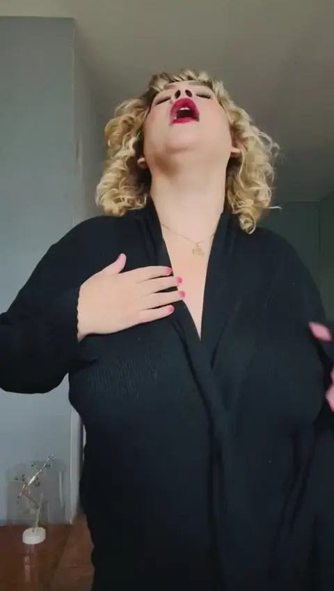 Loira excepcional com Gemidos Gostosos Exibindo Peitões Naturais e Macios no Roupão Aberto - Sexo Virtual com Branquinha Rosada Sapeca