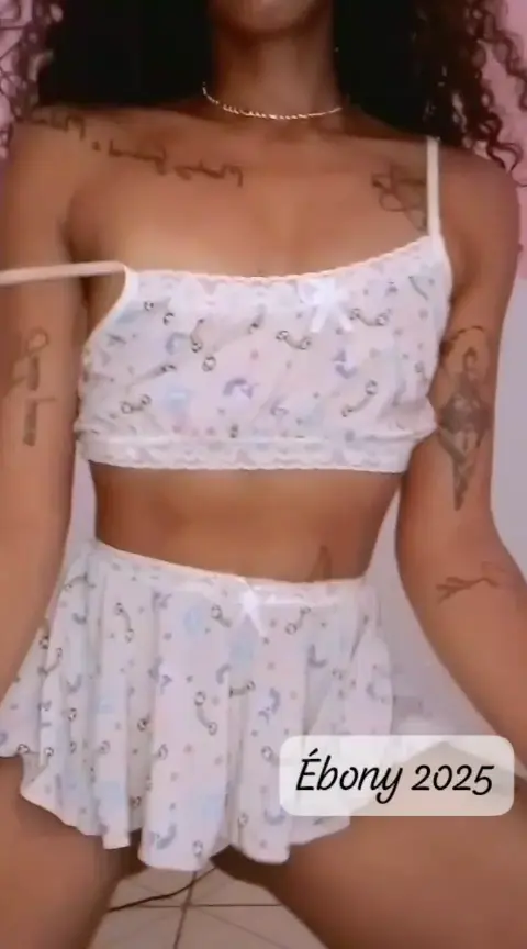 Negra Cacheada Gostosa Rebolando na Câmera - Bunda Empinada, Sexo Virtual e Chamada de Vídeo